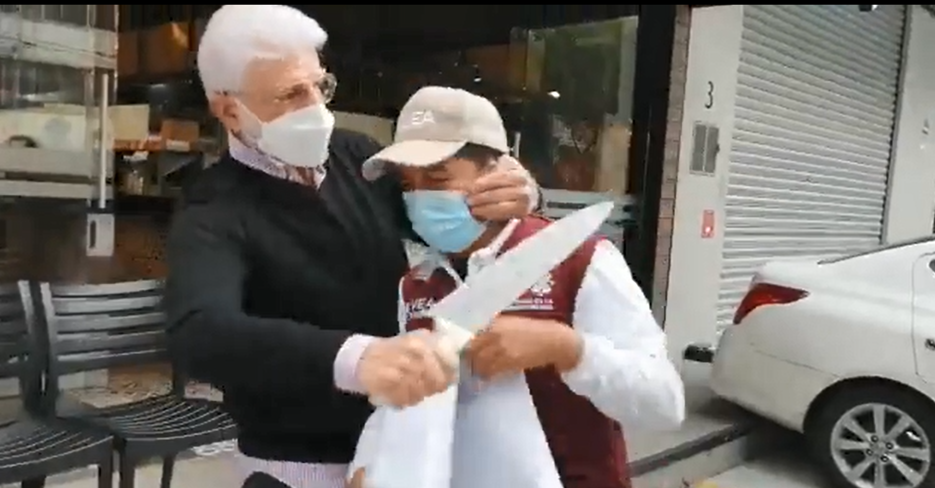 Padre del alcalde Mauricio Tabe amenaza con un cuchillo a inspectores del Invea; ofrece disculpa (Videos)