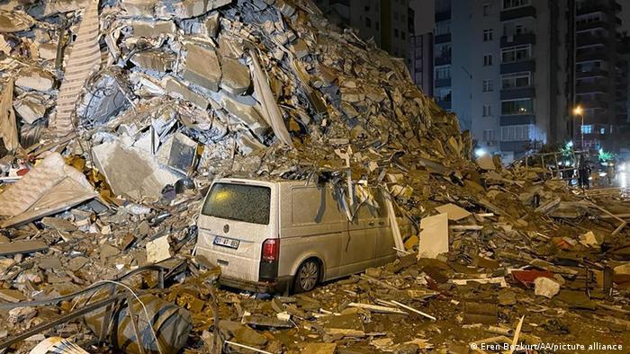 Terremoto en Turquía: Mueren más de 2,300 personas y cientos están atrapadas en escombros