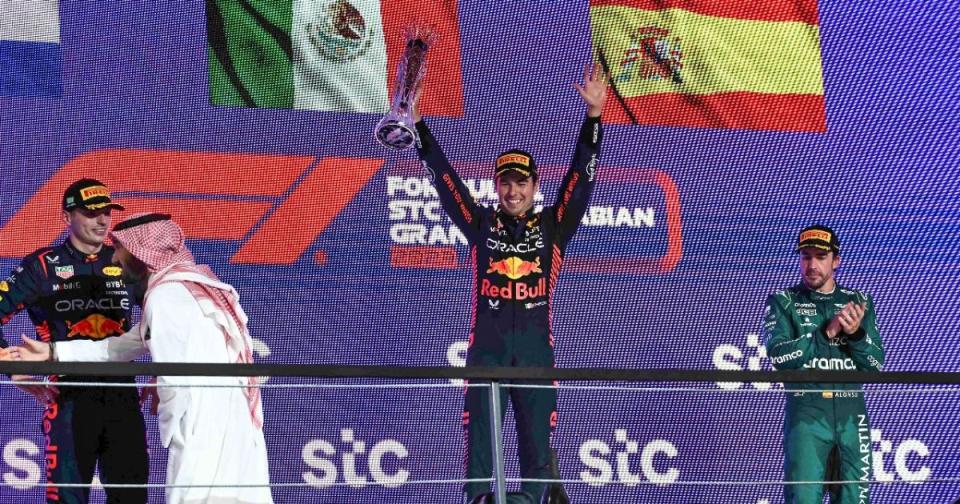 ‘Checo’ Pérez gana el GP de Arabia Saudita; Verstappen le ‘roba’ el punto extra y el liderato
