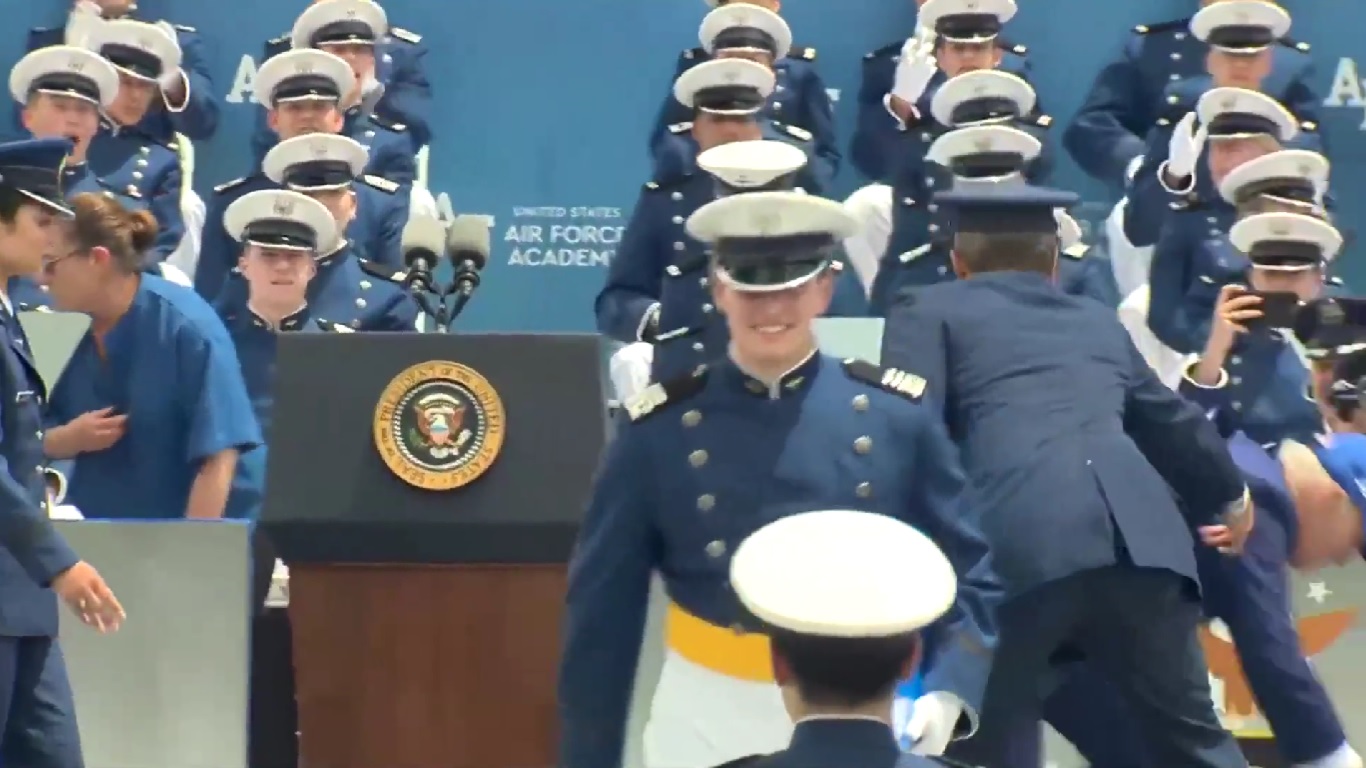 Joe Biden se cayó en el escenario durante una ceremonia de graduación de la Fuerza Aérea (Video)