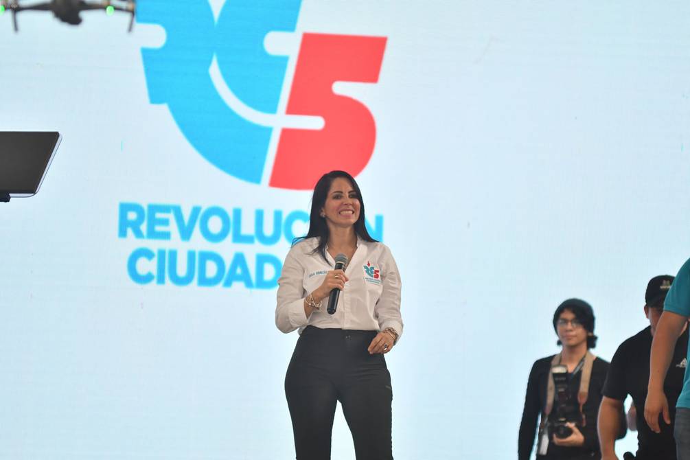 Luisa González encabeza elección presidencial en Ecuador con 32.9% de los votos