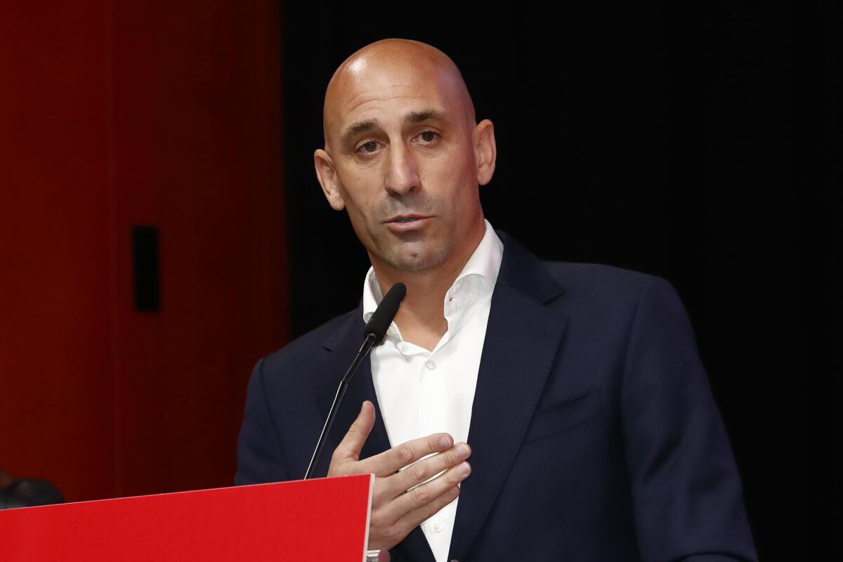 Federación Española de Futbol pide dimisión inmediata de Luis Rubiales