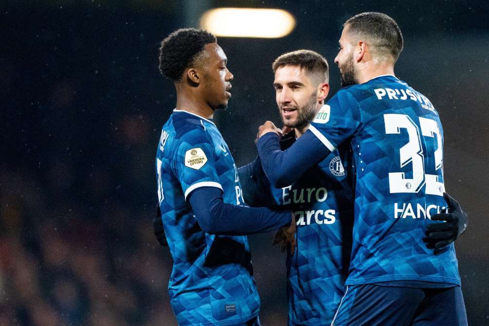 Feyenoord triunfa sin Santi Giménez y retrasa la coronación del PSV